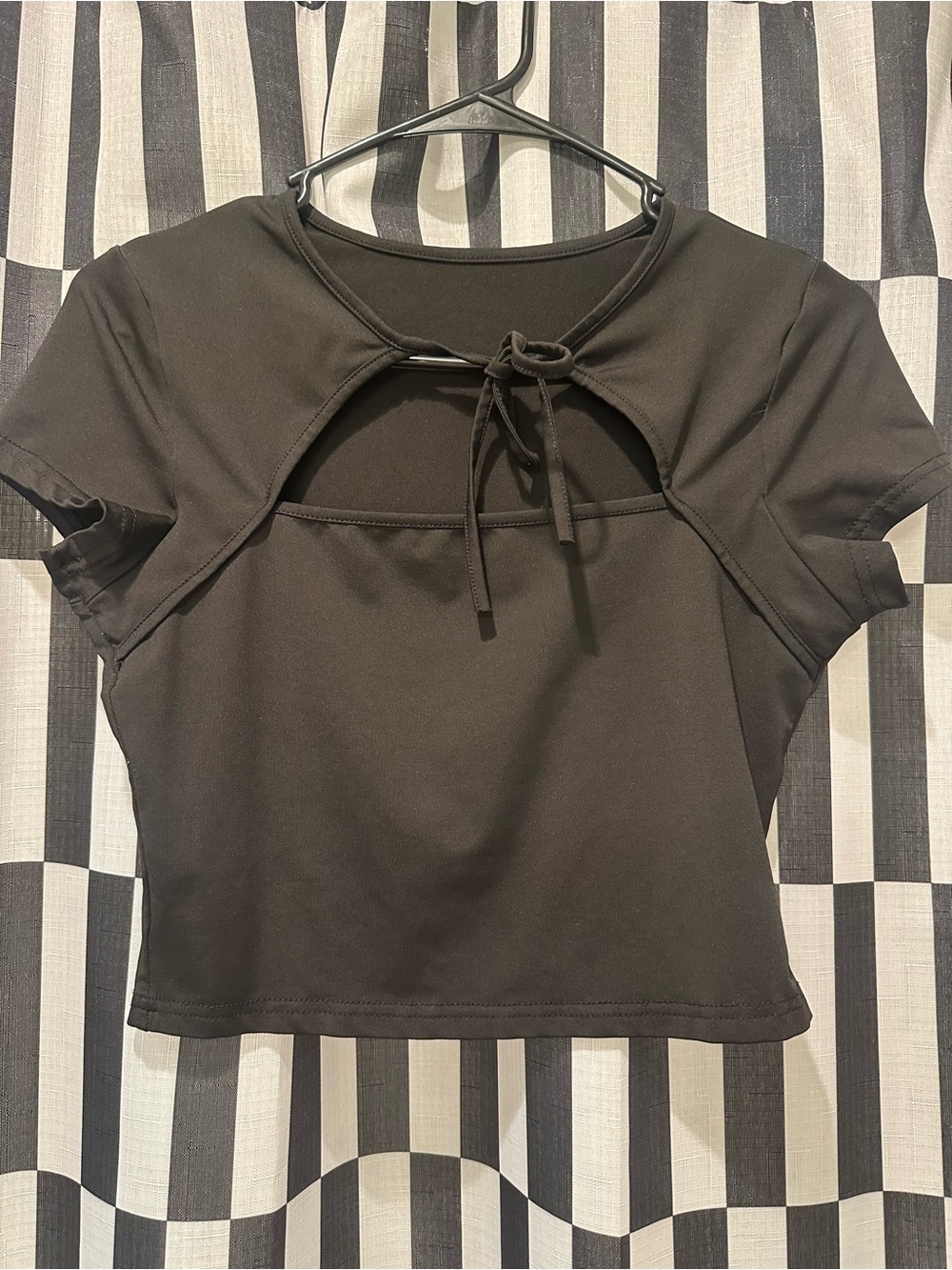 SHEIN 90s inspired Black Short Sleeve Front Cutout Tie Crop Top